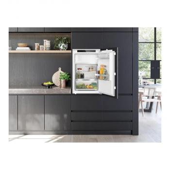 Siemens KI22LADD1 iQ500 Einbaukühlschrank mit Gefrierfach, Nischenhöhe: 88 cm, 119 L, Flachscharnier, hyperFresh, Home Connect, weiß