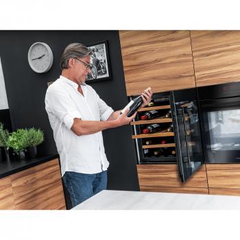 Amica WK 341 110-1 S Unterbau Wein-Kühlschrank, 60cm breit, 45 Standardweinflaschen, LED Beleuchtung, Ventilator, schwarz