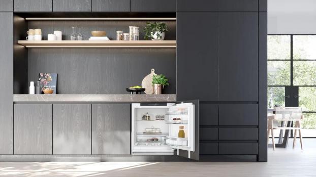 Siemens KU21RADE0 iQ500 Unterbau Kühlschrank, Nischenhöhe 82 cm, 134 L, Flachscharnier mit Softeinzug, LED-Beleuchtung, Home Connect, safety Glas