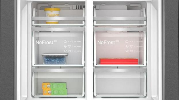 Siemens KF96DAXEA iQ500 Stand Kühl-Gefrierkombination, 90,5 cm breit, 574 L, noFrost, Crushed Eis-/ Eiswürfel-/Wasserspender, Festwasseranschluss, gebürsteter schwarzer Stahl AntiFingerprint