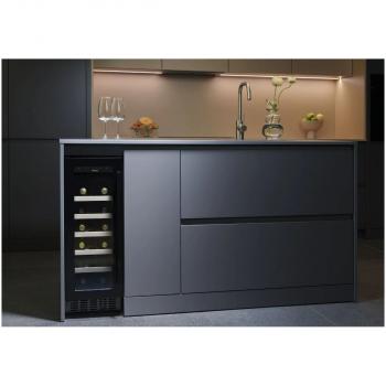 Amica WK 341 115 S Stand-Weintemperierschrank, max. 20 Flaschen, 30 cm breit, unterbaufähig, Ventilator, schwarz