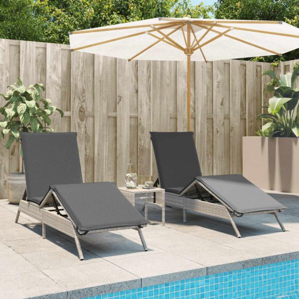 ARDEBO.de - Sonnenliegen 2 Stk. mit Tisch Hellgrau Poly Rattan