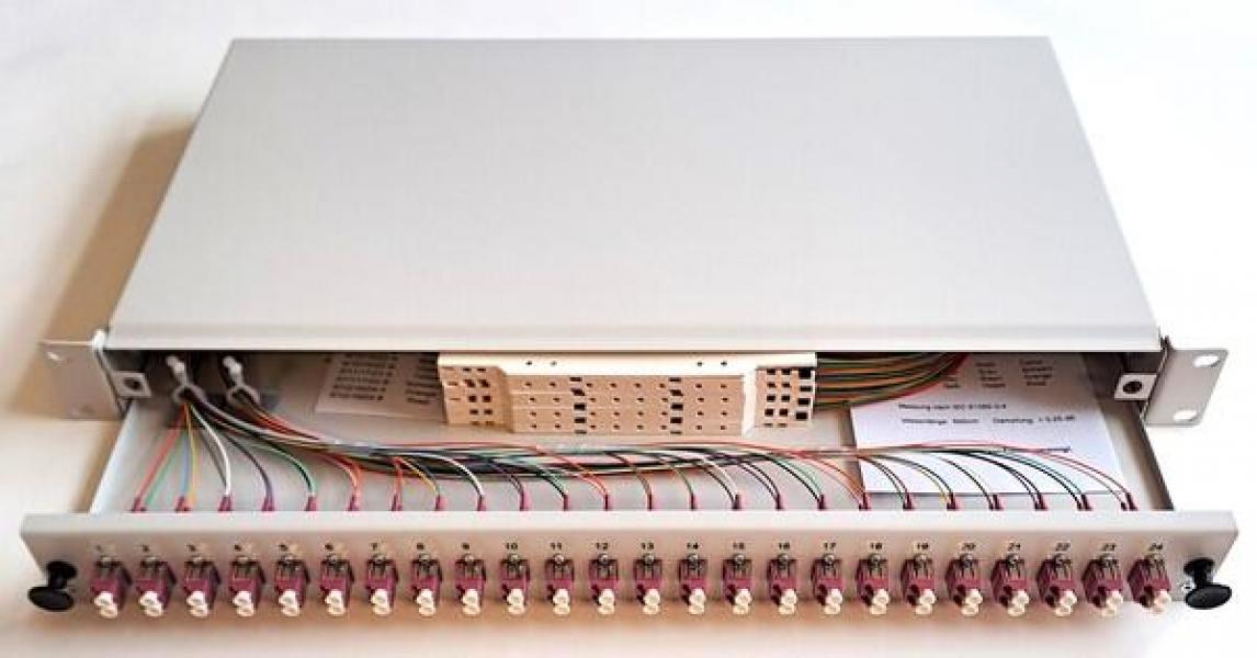 ARDEBO.de J.E.S. Cabling 2B0L2454A-1 LWL-Spleissbox 19" komplett mit Pigtails OM4, für 24 Kupplungen, Multimode, LC-Duplex, ausziehbar, Stahl, grau